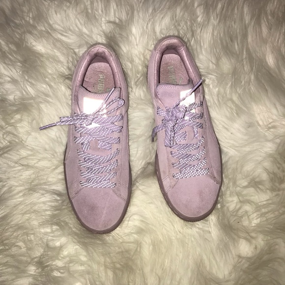 💜 Suede Lavender Pumas 💜 - Picture 2 of 7